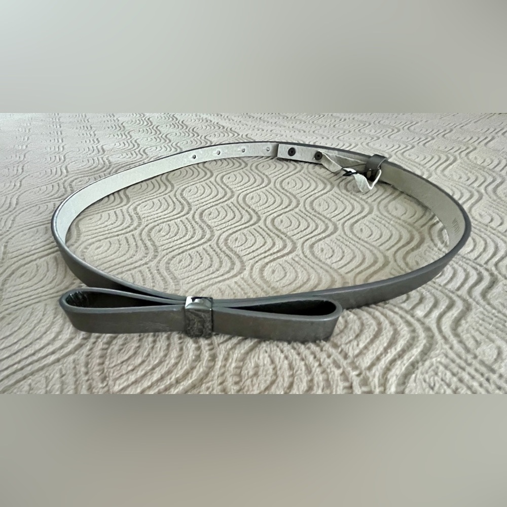 White House Black Market bow man made/leather belt in gray size XS